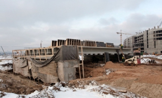 Строительство моста вблизи Южной и Западной трибун. Ноябрь 2012 года.