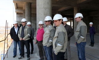 Леонид Федун во время посещения строительной площадки «Открытие Арена». Апрель 2013 года.