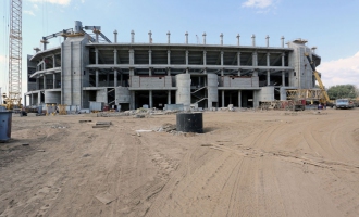 На строительстве стадиона «Открытие Арена». У Южной трибуны. Июнь 2013 года.