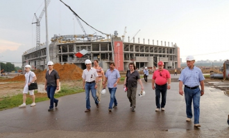 На строительстве стадиона «Открытие Арена». 26 июня 2013 года.